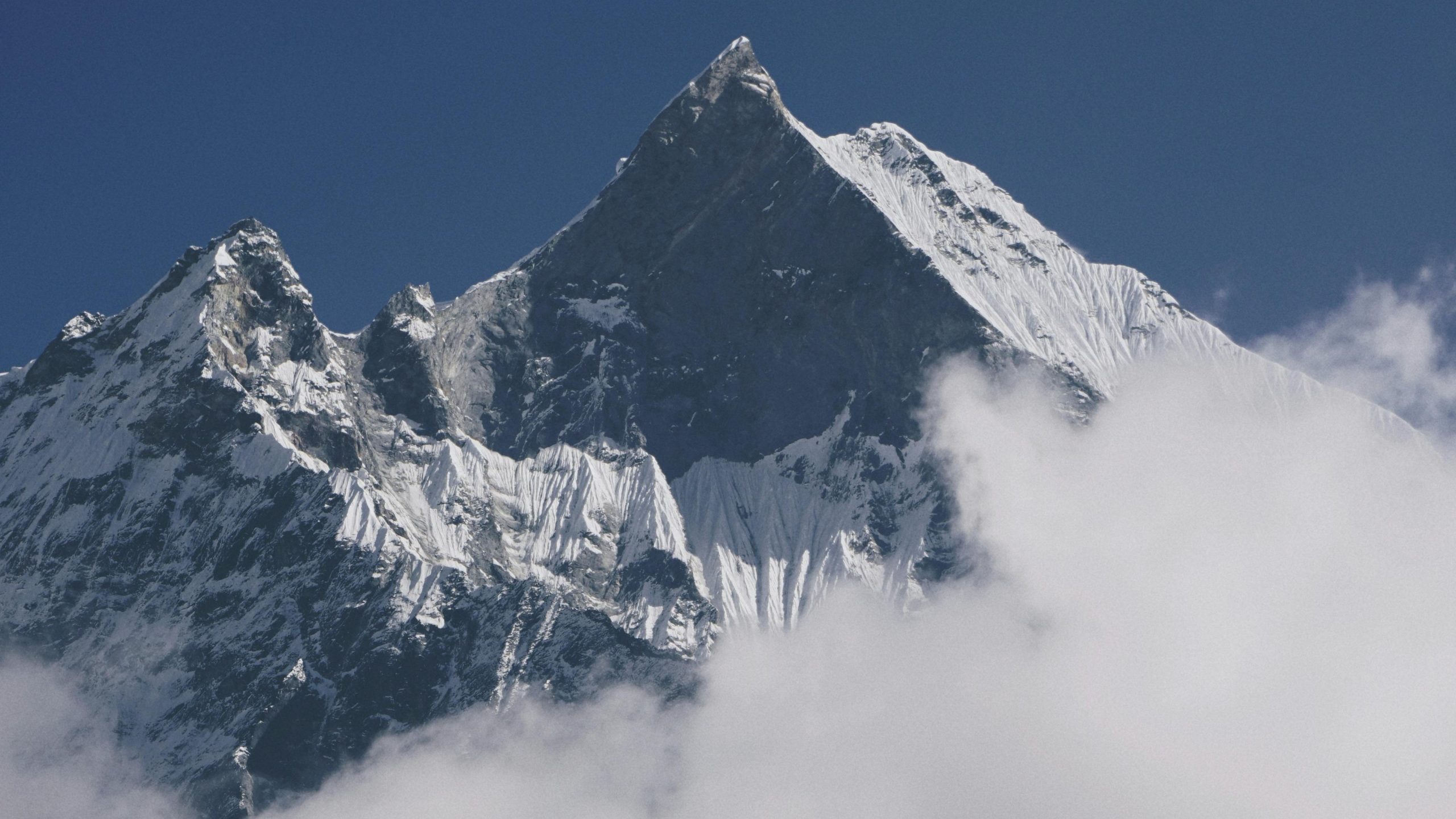 annapurna-circuit-view-yoga-trek-nepal-manasukh