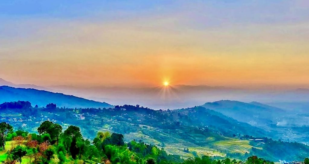 One of the best short hikes around the Kathmandu Valley is the Nagarkot trek. This scenic trail offers stunning views of the surrounding hills and villages perched on them. It’s particularly renowned for its breathtaking sunrise vistas.